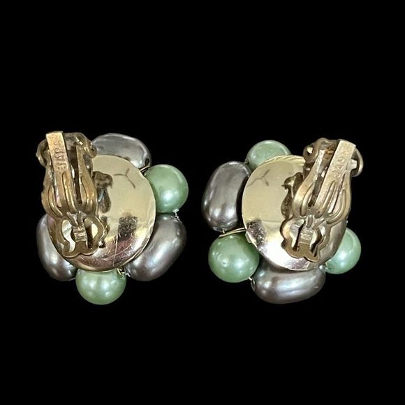 Vintage Shades of Green Acrylic Beaded Clip On Earrings 1950’s signed Japan - Picture 2 of 7